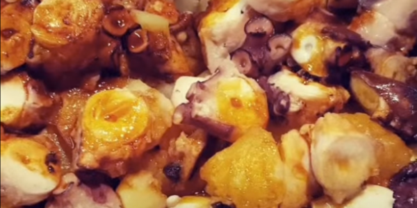 Elaboración de un sabroso pulpo con refrito de ajos con pimentón y aceite de oliva virgen.